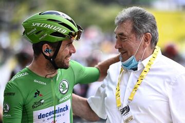 Mark Cavendish, con el maillot verde de mejor sprinter, hablando con la leyenda del ciclismo belga Eddy Merckx antes del inicio de la etapa 19.