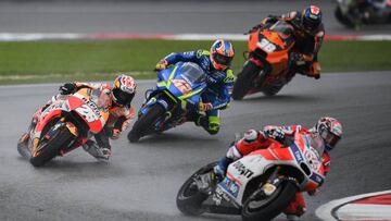 Ducati Team&#039;s Italian rider Andrea Dovizioso leads Repsol Hondax92s Spanish rider Dani Pedrosa (L) during the start of the Malaysia MotoGP at the Sepang International circuit on October 29, 2017. / AFP PHOTO / MANAN VATSYAYANA