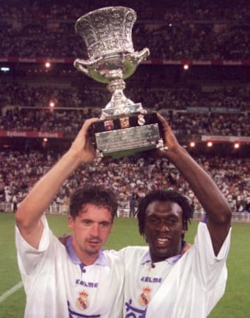 Mijatovic y Seedorf celebran la Supercopa de España de 1997, ganada ante el Barcelona.