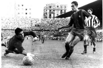 23/09/56 Partido de Liga. Barcelona-Atlético de Madrid. El Barça gana 7-3 con cuatro tantos de Luis Suárez.