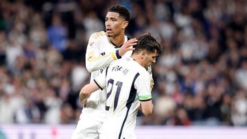 Brahim hace una carantoña a Brahim en un partido del Real Madrid en el Bernabéu esta temporada.