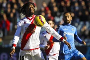 El defensa senegalés del Rayo Vallecano Abdoulaye Ba controla el balón ante Castro, centrocampista del Getafe, durante el partido de la decimoséptima jornada de la Liga de Primera División
