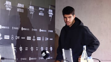 MADRID, 24/04/2025.- El tenista español Carlos Alcaraz ofrece una rueda de prensa en Madrid este jueves. Alcaraz ha hecho pública este jueves su decisión de no jugar el Masters 1000 de Madrid al no haber mejorado como esperaba de las dolencias musculares que sufrió en la final del torneo de Barcelona disputado el domingo pasado ante el danés Holger Rune EFE/Chema Moya
