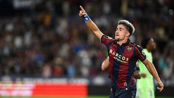 VALENCIA, 23/08/2025.- El delantero del Levante Iván Romero celebra tras marcar ante el Barcelona, durante el partido de LaLiga de fútbol que Levante UD y FC Barcelona disputan este sábado en el estadio Ciutat de Valencia. EFE/Andreu Esteban