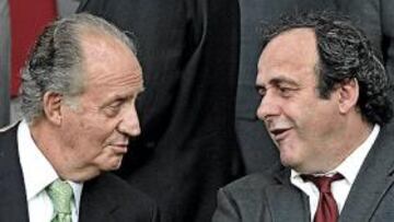 El Rey junto a Michel Platini.