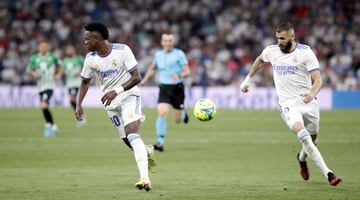 La 'espaldinha' de Vinicius. El brasile?o realiza un pase con la espalda para su compa?ero Karim Benzema.