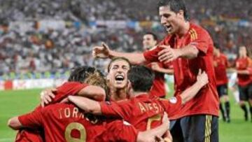 Los jugadores españoles celebran el gol conseguido por Fernando Torres.