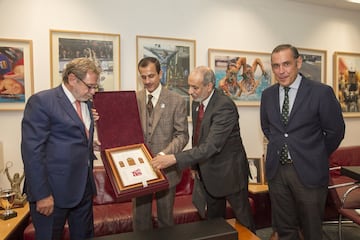 Juan Luis Cebrián, Shk. Khalid bin Thani bin Abdullah Al Thani, vicepresidente de Dar Al Sharq Group, Abdullatif Al Mahmoud, Director ejecutivo de Dar Al Sharq Group, y Manuel Mirat, presidente de AS, en su visita a la redacción del Diario AS.