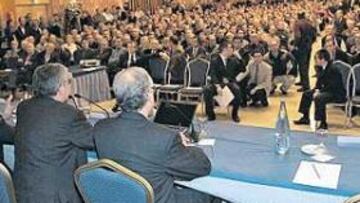 <b>EL PUEBLO PERICO NO TUVO LA CULPA. </b>Casi 2.000 personas acudieron a la fallida junta y escucharon las explicaciones de Dani, que se sentó junto a su 'rival' Claudio Biern.