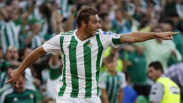El centrocampista del Betis Joaquín Sánchez celebra su segundo gol ante el Deportivo de La Coruña, durante el partido de Liga en Primera División disputado esta tarde en el estadio Benito Villamarín, en Sevilla.