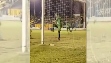 ¡Surrealista! Una botella evita el gol en el ascenso argentino