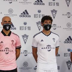 El Marbella presentó sus nuevas e impactantes equipaciones