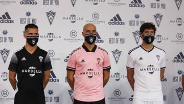 Presentación camisetas del Marbella. De izquierda a derecha Juanmi Callejón, Javier Añón y Esteban Granero.