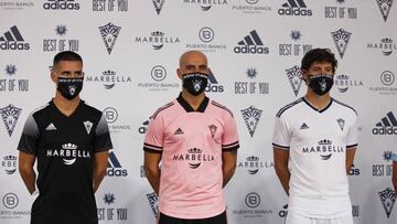 Presentaci&oacute;n camisetas del Marbella. De izquierda a derecha Juanmi Callej&oacute;n, Javier A&ntilde;&oacute;n y Esteban Granero.