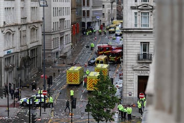 Un veh¨ªculo arremete contra aficionados del conjunto Red en el centro de la ciudad de Liverpool en la celebraci¨®n del t¨ªtulo de liga.