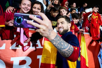 Iñigo Martínez se fotografía con los aficionados que han presenciado el entrenamiento.