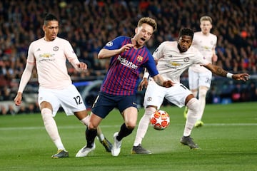 El árbitro Felix Brych pitó penalti en esta jugada entre Ivan Rakitic y Chris Smalling. Tras revisar la acción en el VAR, el colegiado alemán se retractó, al considerar que n o hubosuficiente contacto.