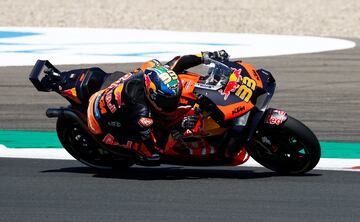 Brad Binder durante la carrera del domingo en Assen. El piloto sudafricano terminó tercero pero fue sancionado por saltarse una chicane con cinco segundos y esa sanción le hizo bajarse del podio.