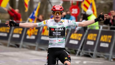 Jonas Vingegaard celebra su victoria en la sexta etapa de la Volta a Catalunya, con final en Berga, un día antes de coronarse campeón en Barcelona.