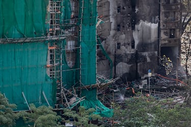 Bomberos ingresan a un edificio residencial dañado por un incendio en el Tribunal Wang Fuk, en el distrito de Tai Po.