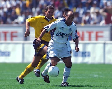 FUTBOL MEXICANO VERANO 1999
28 February 1999:  File photo of argentinean Pablo Hernan Gomez (R) of Tuzos of Pachuca and Alberto Garcia of America ,during the week 7 of the Mexican Soccer summer Tournament,America defeats Pachuca 2-1./Foto de archivo del argentino Pablo Hernan Gomez (I) de los Tuzos del Pachuca y Alberto Garcia del America,durante la semana 7 del Futbol Mexicano Torneo de Verano,America derroto a Pachuca 2-1.MEXSPORT/MARTIN VENEGAS