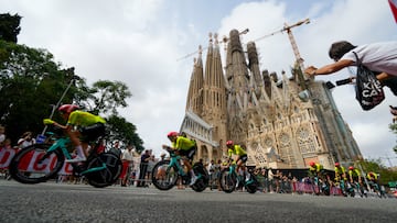 BARCELONA, 26/08/2023.- Varios ciclistas a su paso por la Sagrada Familia de Barcelona, durante los entrenamientos previos a la primera etapa de la Vuela Ciclista a España, una contrarreloj por equipos que se disputará este sábado. EFE/ Alejandro Garcia
