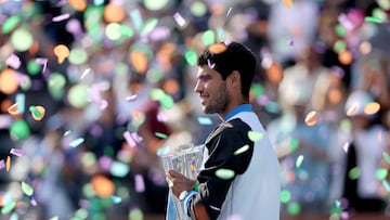 INDIAN WELLS, CALIFORNIA - MARCH 17: Carlos Alcaraz of Spain poses with the trophy after defeating Daniil Medvedev of Russia during the Men's Final of the BNP Paribas Open at Indian Wells Tennis Garden on March 17, 2024 in Indian Wells, California.   Matthew Stockman/Getty Images/AFP (Photo by MATTHEW STOCKMAN / GETTY IMAGES NORTH AMERICA / Getty Images via AFP)