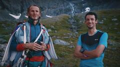 El saltador BASE Tom Erik Heimen, con su traje de alas reci&eacute;n usado, y Kilian Jornet, vestido de trail running, con las monta&ntilde;as de Noruega de fondo. 