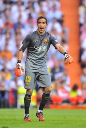 Claudio Bravo cumplió su primera temporada en el Barcelona con mucho éxito y ahora va por su segundo año de gloria en el cuadro culé.