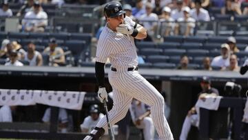 Durante el sexto episodio del duelo entre Yankees y Rockies, el primera base de los ue contactado violentamente por un lanzamiento de Chad Bettis.