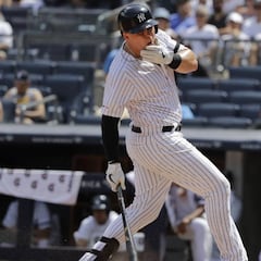 Luke Voit recibe golpe en la cara durante partido de los Yankees