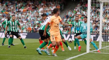 Saque de esquina que lanzó Griezmann, muy cerrado, y que parece no tocar en ningún compañero, salvo en Pezzella, del Real Betis, sobre la misma línea. Al final, el balón terminó entrando para suponer el 0-1 en el Benito Villamarín.