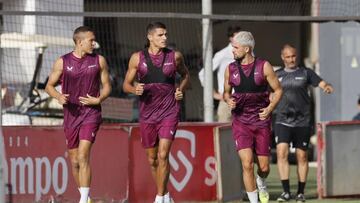 Lamela, junto a Januzaj y Augustinsson.