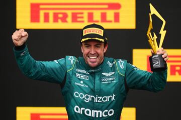 Fernando Alonso celebró su segunda plaza en el podio del Gran Premio de Canadá con todo el equipo de Aston Martin, después de una dura batalla con Lewis Hamilton en la que salió ganador.