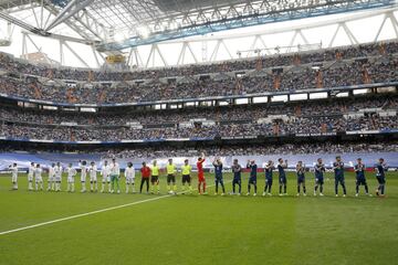 Ambos equipos se saludan en el centro del campo. 