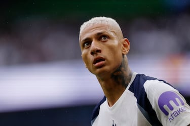 Es uno de los jugadores más carismáticos de Brasil, juega en la Premier y dice esto de la Roja