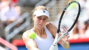 Liudmila Samsonova golpea de revés en su partido contra Elena Rybakina en Montreal.