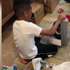 Le regalan la camiseta de Curry a un fan de LeBron y reacciona así