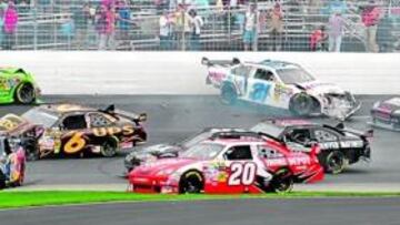 <b>COCHES DE CHOQUE. </b>Un accidente del que se libra Logano (20), que después ganó la carrera.