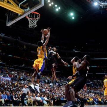 Iverson contra Kobe en el aire. Los playoffs de 2001 vieron al de los Sixers en un estado de forma casi celestial. Sólo pudieron pararle Phil Jackson, Shaquille y el propio Kobe: los Lakers del threepeat.