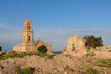 Situado en la comarca de la Terra Alta, este pueblo quedó devastado durante la Batalla del Ebro en 1938, la más larga y sangrienta del conflicto. A diferencia de otros pueblos que simplemente se abandonaron, Corbera fue bombardeada sistemáticamente por la aviación legionaria italiana y la Legión Cóndor alemana. Tras la guerra, los supervivientes construyeron el pueblo nuevo en la parte baja, dejando las ruinas arriba como un monumento a la paz.