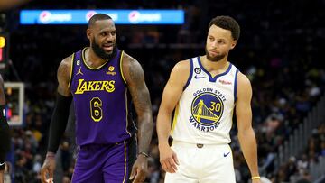 SAN FRANCISCO, CALIFORNIA - OCTOBER 18: LeBron James #6 of the Los Angeles Lakers speaks to Stephen Curry #30 of the Golden State Warriors during their game at Chase Center on October 18, 2022 in San Francisco, California. NOTE TO USER: User expressly acknowledges and agrees that, by downloading and or using this photograph, User is consenting to the terms and conditions of the Getty Images License Agreement.   Ezra Shaw/Getty Images/AFP