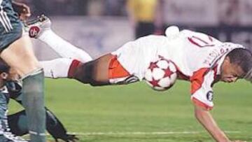 <b>PARA LA VUELTA. </b>El Sevilla cayó derrotado en Atenas después de un golazo del defensa griego Vintra.