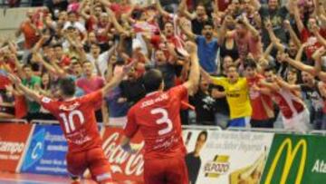 &Aacute;lex y Jos&eacute; Ruiz celebran un gol.