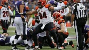 Domata PEko celebra que su equipo frenara a los Ravens en un tercer down durante el partido.