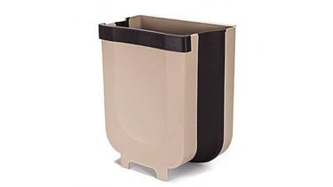 Plegable, colgante y en dos colores: tenemos el cubo de basura ideal para la cocina o el coche