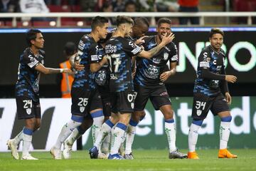 Después de haber sumado nueve puntos de nueve posibles durante la semana pasada en la jornada doble, las Chivas volvieron a sufrir una derrota en casa. Un doblete de Franco Jara impulsó a los Tuzos para llevarse los tres puntos en la cancha del Estadio Akron. Jugar como local sigue siendo un problema para Guadalajara, que en sus últimos 21 compromisos como local sólo ha sacado dos victorias, algo en lo que José Cardozo tiene que poner mucha atención.