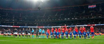 Formación de los equipos del Sevilla y Atlético de Madrid momentos antes de comenzar el encuentro.