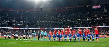 Formación de los equipos del Sevilla y Atlético de Madrid momentos antes de comenzar el encuentro.