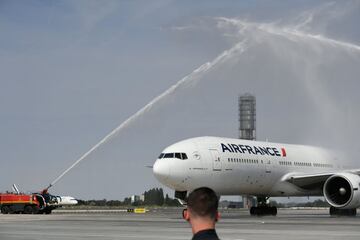 La selección francesa ha llegado al aeropuerto Roissy-Charles de Gaulle rodeado de una gran espectación. Después se han subido al clásico autobús para recorrer las calles de París y celebrar la segunda estrella con los aficionados.